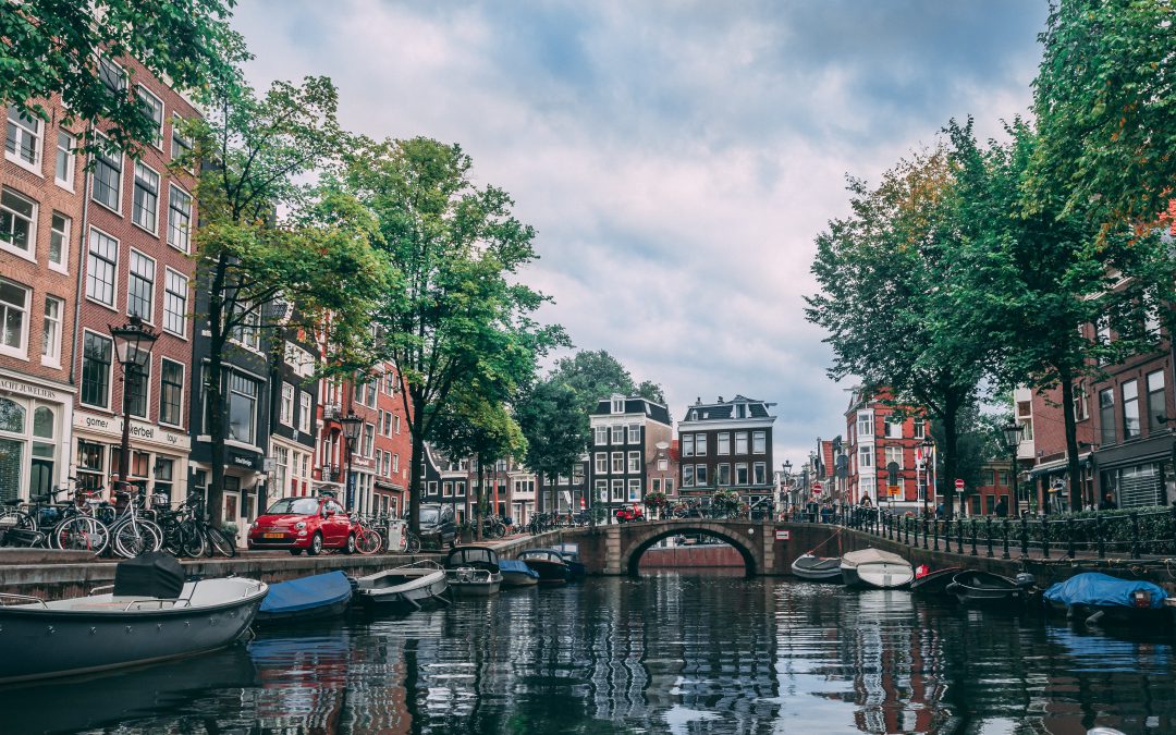 Een foto van de grachten van Amsterdam tijdens een boat tour.