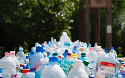 De voordelen van een container huren voor plastic afval